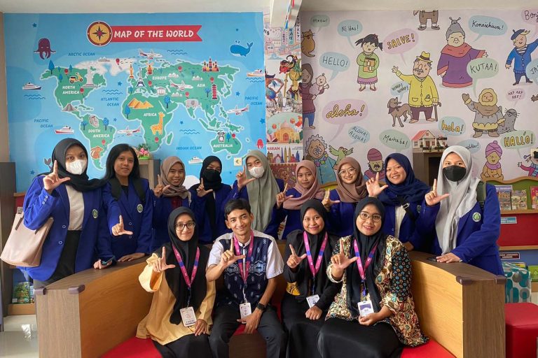kunjungan mahasiswa Universitas Negeri Malang ke Perpustakaan Mupat terkait literasi digital dan literasi sains