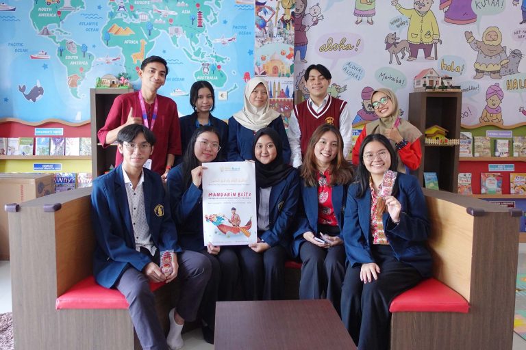Mahasiswa Sastra Cina Universitas Brawijaya beserta Petugas Perpustakaan SD Muhammadiyah 4 Kota Malang