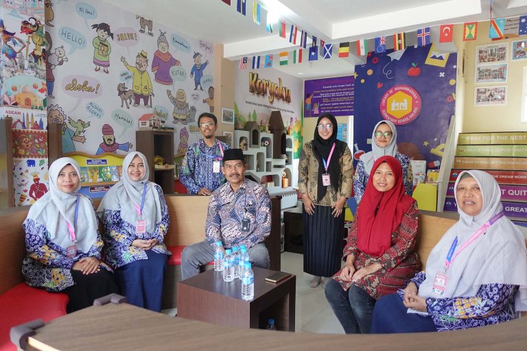 Kunjungan Fasilitator Sekolah Penggerak beserta Pengawas Sekolah ke Perpustakaan MUPAT SD muhammadiyah 4